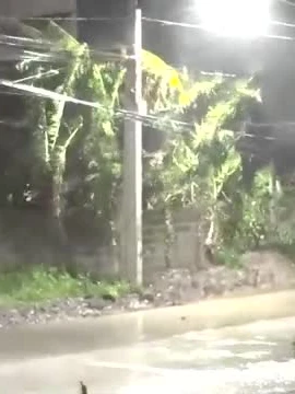 Cận cảnh siêu bão Fung-wong đổ bộ vào Philippines gây mưa to, gió giật