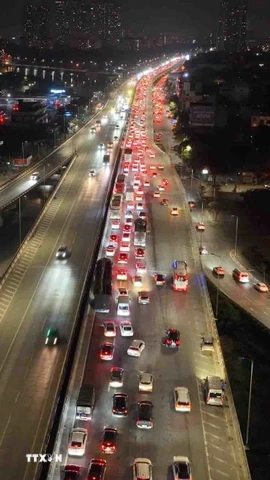 Từng hàng xe di chuyển khó khăn đoạn cao tốc Pháp Vân-Cầu Giẽ hướng vào trung tâm Thủ đô (ảnh chụp lúc 23h). (Ảnh: Phạm Kiên/TTXVN)