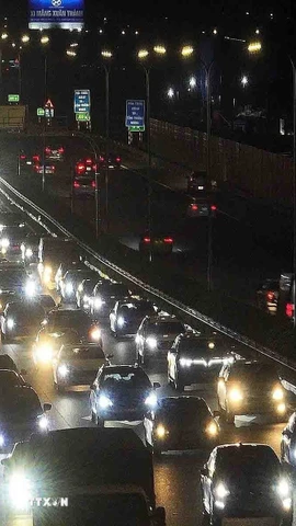 Ba hàng ô tô di chuyển chậm tại tuyến cao tốc Pháp Vân - Cầu Giẽ theo hướng vào trung tâm Hà Nội (ảnh chụp lúc hơn 22h30). (Ảnh: Phạm Kiên/TTXVN)