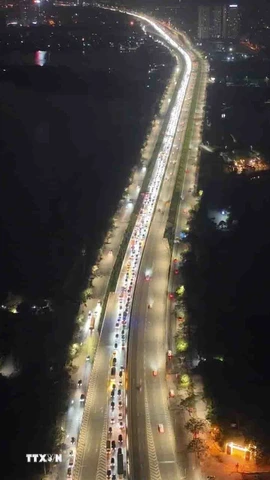 Ùn tắc kéo dài tại tuyến cao tốc Pháp Vân-Cầu Giẽ hướng vào trung tâm Thủ đô (ảnh chụp lúc 23h). (Ảnh: Phạm Kiên/TTXVN)