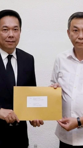 Phó Chủ tịch Liên đoàn Bóng đá Thái Lan chuyển thư xin lỗi của Liên đoàn Bóng đá Thái Lan tới Chủ tịch Liên đoàn Bóng đá Việt Nam Trần Quốc Tuấn. (Nguồn: VFF)