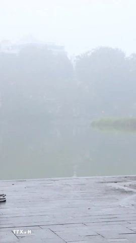 Sương mù từ sáng sớm ở khu vực hồ Hoàn Kiếm. (Ảnh: Nguyễn Hoa/TTXVN phát)