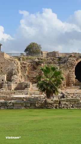 Bức tường thành và pháo đài, tạo nên vẻ ngoài kiên cố, trầm mặc của Cesarea. (Ảnh: Thanh Bình/Vietnam+)