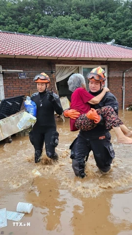 Lực lượng cứu hộ sơ tán người dân khỏi vùng ngập lụt sau những trận mưa lớn tại Wanju, Hàn Quốc, ngày 10/7/2024. (Ảnh: Yonhap/TTXVN)