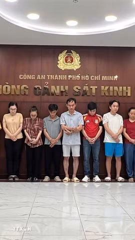 Cơ quan điều tra thực hiện lệnh khởi tố đối với các đối tượng liên quan. (Ảnh: TTXVN phát)