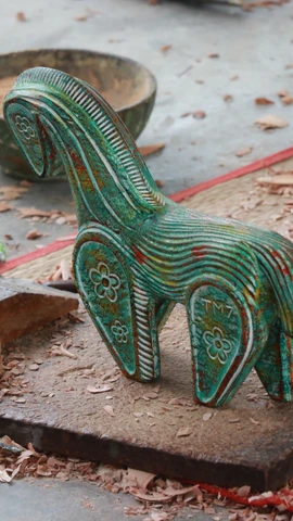 Các sản phẩm Ngựa sơn mài được làm từ những khúc củi trôi dạt sau lũ tại làng Củi Lũ (phường Hội An, thành phố Đà Nẵng) rất được ưa chuộng trong dịp Tết Nguyên đán Bính Ngọ 2026. (Ảnh: Khoa Chương/TTXVN)