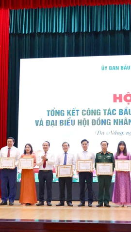 Đại diện các tập thể nhận tuyên dương khen thưởng vì thành tích xuất sắc trong công tác thực hiện bầu cử tại Đà Nẵng. (Ảnh: Trần Lê Lâm/TTXVN)