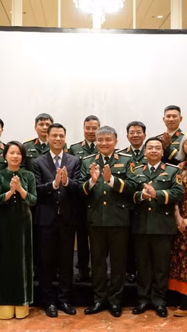 Thượng tướng Nguyễn Văn Hiền cùng cán bộ Văn phòng Tùy viên Quốc phòng Việt Nam tại Italy và các đại biểu tham dự buổi lễ. (Nguồn: Báo Quân đội Nhân dân)