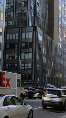 Các phương tiện lưu thông trên phố ở New York, Mỹ ngày 3/1/2025. (Ảnh: THX/TTXVN)