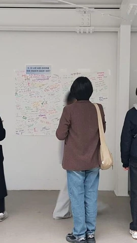 Những người tham gia chia sẻ những suy nghĩ viết tay về ý nghĩa của cuộc sống bihon đối với họ tại B-Fair, ngày 1 tháng 11. (Ảnh: Korea Times)