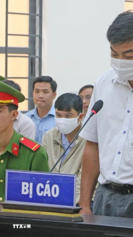 Bị cáo Nguyễn Bảo Sinh (sinh năm 1976), nguyên Phó Chủ tịch Ủy ban Nhân dân thành phố Long Xuyên (cũ), tỉnh An Giang, tại phiên tòa. (Ảnh: Công Mạo/TTXVN)