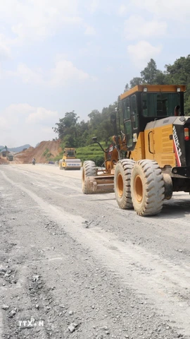 Thi công tuyến cao tốc Đồng Đăng-Trà Lĩnh. (Ảnh: Chu Hiệu/TTXVN)