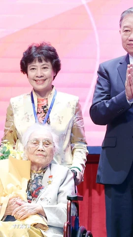 Tổng Bí thư Tô Lâm trao danh hiệu Anh hùng Lao động cho đồng chí Nguyễn Thị Bình, nguyên Ủy viên Trung ương Đảng, nguyên Phó Chủ tịch nước, nguyên Bộ trưởng Bộ Ngoại giao Chính phủ cách mạng lâm thời Cộng hòa miền Nam Việt Nam. (Ảnh: Thống Nhất/TTXVN)