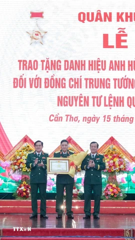 Trung tướng Hồ Văn Thái, Bí thư Đảng ủy, Chính ủy Quân khu 9; Trung tướng Nguyễn Xuân Dắt, Tư lệnh Quân khu 9 trao danh hiệu Anh hùng Lực lượng Vũ trang Nhân dân cho Trung tướng Huỳnh Tiền Phong, nguyên Tư lệnh Quân khu 9. (Ảnh: Thanh Liêm/TTXVN)