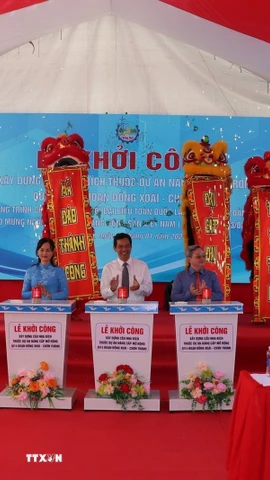 Các đại biểu nhấn nút khởi công xây dựng cầu Nha Bích. (Ảnh: Nhật Bình/TTXVN)