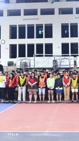 Lực lượng Công an tỉnh Tuyên Quang tiến hành phân loại, xác minh các đối tượng liên quan trong chuyên án lừa đảo xuyên quốc gia. (Ảnh: TTXVN phát)