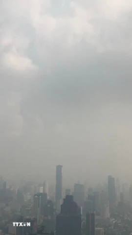 Khói mù ô nhiễm bao phủ bầu trời tại Bangkok, Thái Lan. (Ảnh: THX/TTXVN)