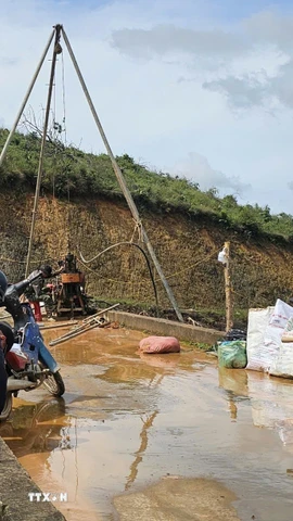 Sáng 10/11, đơn vị thi công bắt đầu tiến hành khoan phụt tại 51 vị trí để bơm bêtông, hóa chất chống thấm vào thân đập chính nhằm gia cố công trình hồ thuỷ lợi Cay An (xã Tà Năng, Lâm Đồng). (Ảnh: TTXVN phát)