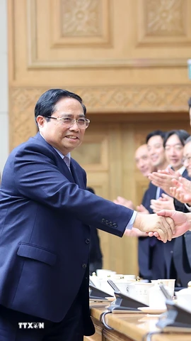 Thủ tướng Phạm Minh Chính với các doanh nghiệp Nhật Bản. (Ảnh: Dương Giang/TTXVN)