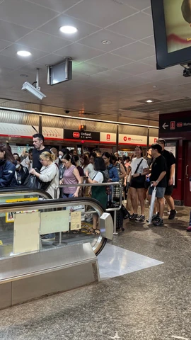 Người dân Singapore di chuyển tại ga tàu điện ngầm. (Ảnh: Đỗ Vân/TTXVN)