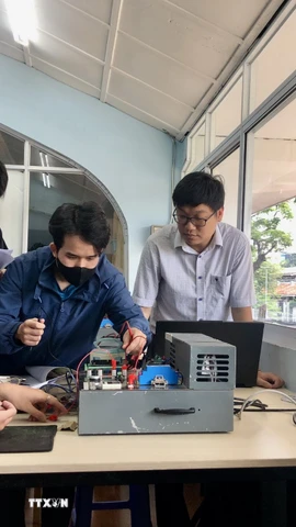 Sinh viên Trường Đại học Bách Khoa – Đại học Quốc gia TP. Hồ Chí Minh thực hành ứng dụng công nghệ cao. (Ảnh: Mỹ Phương/TTXVN)