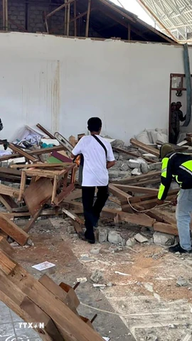 Ngôi nhà bị hư hại sau một trận động đất tại Indonesia vào tháng 8/2025. (Ảnh: THX/TTXVN)