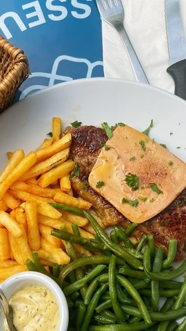 Món bíttết được bán tại Pháp. (Nguồn: Vietnam+)