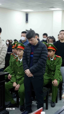 Các bị cáo tại phiên tòa xét xử. (Ảnh: Phạm Kiên/TTXVN)