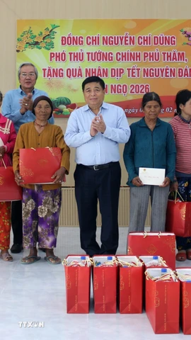 Phó Thủ tướng Chính phủ Nguyễn Chí Dũng tặng quà Tết cho đồng bào Raglai tại xã Anh Dũng. (Ảnh: Công Thử/TTXVN)