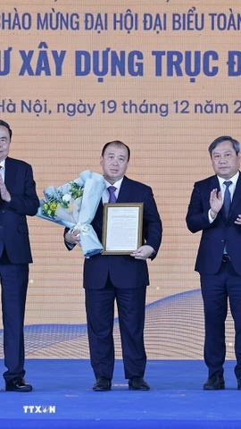 Chủ tịch Quốc hội Trần Thanh Mẫn trao Giấy phép đầu tư cho Liên danh các Nhà đầu tư Đại Quang Minh - Văn Phú - MIK Group - Thaco - T&T Group - Tập đoàn Hòa Phát. (Ảnh: Doãn Tấn/TTXVN)