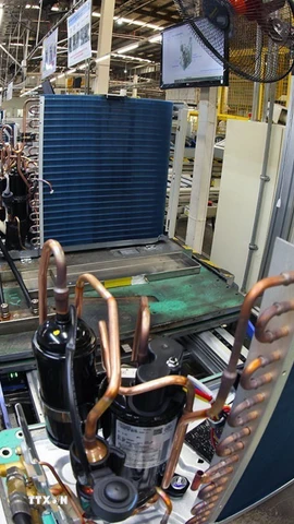 Lắp ráp điều hoà tại nhà máy của Tập đoàn Daikin Việt Nam, khu công nghiệp Thăng Long II, tỉnh Hưng Yên. (Ảnh: Vũ Sinh/TTXVN)