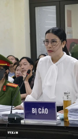 Bị cáo Nguyễn Thị Bình (cựu Hiệu trưởng trường THCS Ba Đình, Hà Nội) trình bày tại phiên tòa. (Ảnh: Kim Anh/TTXVN)
