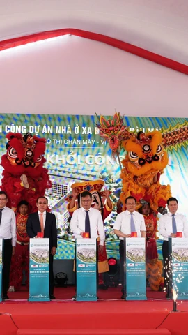Các đại biểu thực hiện nghi thức khởi công dự án. (Ảnh: Nguyên Lý/TTXVN.)