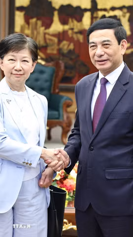 Đại tướng Phan Văn Giang, Ủy viên Bộ Chính trị, Phó Thủ tướng Chính phủ, Bộ trưởng Bộ Quốc phòng tiếp bà Izumi Nakamitsu, Phó Tổng Thư ký Liên hợp quốc và Đại diện cấp cao về Giải trừ quân bị. (Ảnh: Minh Đức/TTXVN)