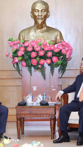 Trưởng Ban Chính sách, chiến lược Trung ương Nguyễn Thanh Nghị và ông Jacinto Rigoberto Gomes de Deus, Phó Tổng Thư ký Thứ nhất Đảng Đại hội Dân tộc Tái thiết Timor-Leste (CNRT). (Ảnh: Phương Hoa/TTXVN)