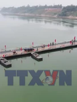 Các phương tiện được đi qua cầu phao Đoan Hùng