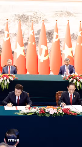 Bộ trưởng Công an Lương Tam Quang và Bộ trưởng Công an Trung Quốc Vương Tiểu Hồng ký Nghị định thư về thiết lập, quản lý và vận hành đường dây nóng cấp Bộ trưởng giữa hai Bộ; Bộ trưởng Ngoại giao Lê Hoài Trung và Trưởng ban Liên lạc Đối ngoại Trung ương Đảng Cộng sản Trung Quốc Lưu Hải Tinh ký 2 văn kiện: Kế hoạch hợp tác giữa hai Đảng giai đoạn 2026-2030 và Thỏa thuận hợp tác giữa Bộ Ngoại giao hai nước. (Ảnh: Thống Nhất/TTXVN)
