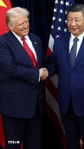 Tổng thống Mỹ Donald Trump (trái) trong cuộc gặp Chủ tịch Trung Quốc Tập Cận Bình tại Busan, Hàn Quốc ngày 30/10/2025. (Nguồn: REUTERS/TTXVN)