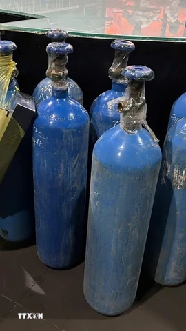 Bình chứa "khí cười" N2O. (Ảnh: TTXVN phát)