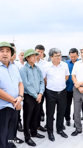 Bí thư Thành ủy Hà Nội Trần Đức Thắng và Đoàn công tác của thành phố Hà Nội kiểm tra thực địa tại Dự án xây dựng tuyến đường Mỹ Đình-Ba Sao-Bái Đính (đoạn nối từ đường trục phía Nam đến đường Hương Sơn-Tam Chúc). (Ảnh: Trung Nguyên/TTXVN)