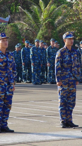 Chào cờ sáng mùng 1 Tết Bính Ngọ 2026. (Ảnh: TTXVN phát)