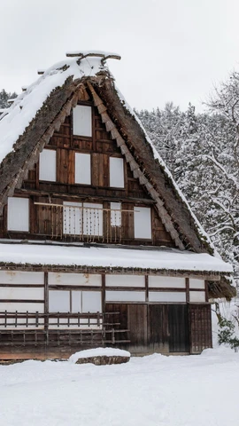 Ngôi nhà cổ xây bằng gỗ và tranh theo phong cách vùng núi Hida. (Ảnh: Xuân Giao/TTXVN)