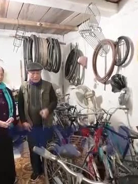 Ông giáo già 20 năm nhặt sắt vụn dệt nên những vòng xe cổ tích