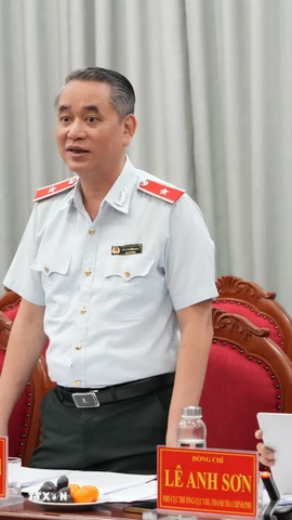 Cục trưởng Cục Thanh tra, giải quyết khiếu nại, tố cáo lĩnh vực nông nghiệp và môi trường (Cục VIII) Lê Vũ Tuấn Anh phổ biến các nội dung trong đợt thanh tra với lãnh đạo tỉnh Cà Mau. (Ảnh: Huỳnh Anh/TTXVN)