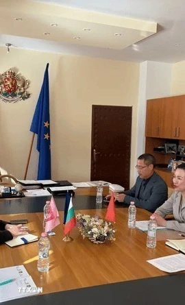 Đại sứ Việt Nam tại Bulgaria Nguyễn Thị Minh Nguyệt làm việc với Thị trưởng Galina Stoyanova. (Ảnh: TTXVN phát)