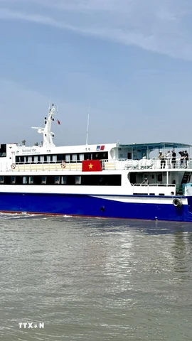 Tàu cao tốc Phú Quý Express di vận chuyển hành khách từ cảng Phan Thiết ra đặc khu Phú Quý. (Ảnh: Nguyễn Thanh/TTXVN)