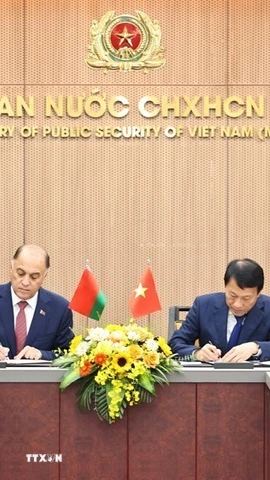 Đại tướng Lương Tam Quang, Bộ trưởng Bộ Công an và Thư ký Hội đồng An ninh Cộng hòa Belarus Volfovich Aleksandr Grigorievich ký kết Ý định thư hợp tác giữa Bộ Công an Việt Nam và Ban Thư ký nhà nước Hội đồng An ninh Belarus. (Ảnh: Minh Đức/TTXVN)