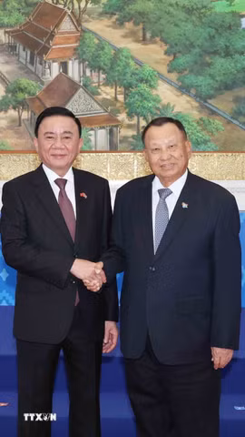 Thường trực Ban Bí thư Trần Cẩm Tú và Phó Chủ tịch, Trưởng Ban Thường trực Ban Thường vụ CPP Say Chhum chụp ảnh chung. (Ảnh: Phương Hoa/TTXVN)