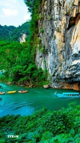 Cảnh vật bên ngoài cửa động Phong Nha (Vườn Quốc gia Phong Nha – Kẻ Bàng) đẹp như một bức tranh. (Ảnh: TTXVN phát)
