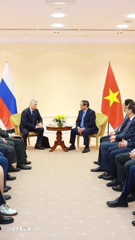 Thủ tướng Phạm Minh Chính tiếp đại diện Hội Hữu nghị Nga-Việt và Hội Cựu chiến binh Nga. (Ảnh: Dương Giang/TTXVN)